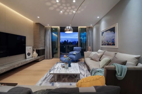 145m²现代简约，营造出一种浪漫温馨的情趣空间感，令人温情而自然